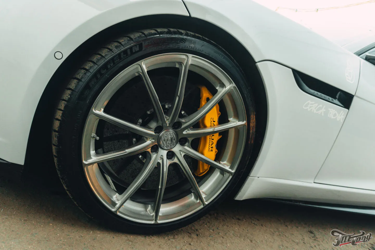Фирменный Шиномонтаж на вибростенде с адаптацией и балансировкой для Jaguar F-Type. Керамика для дисков и суппортов, техническое обслуживание